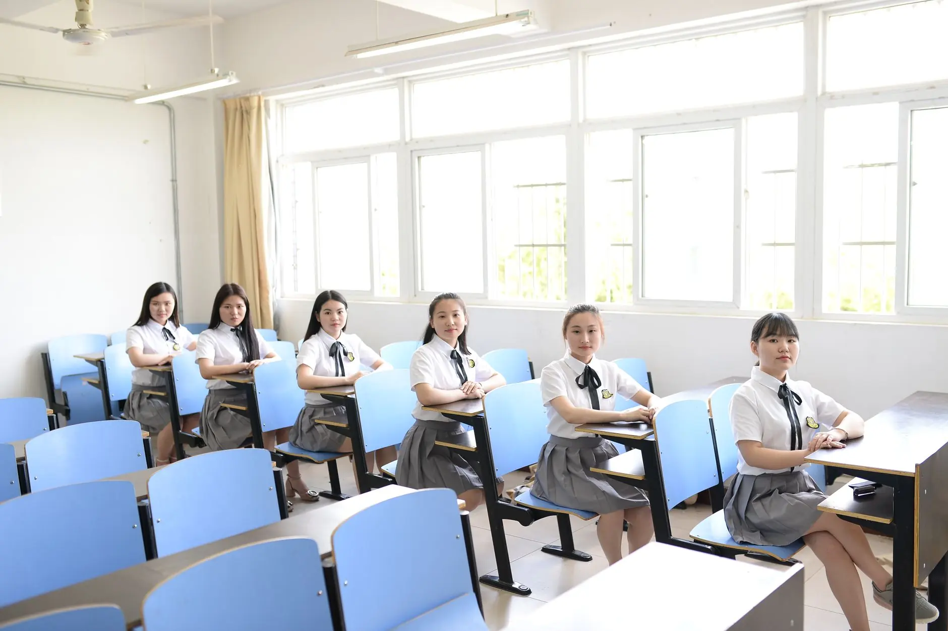 PC塑料与POM塑料在电子设备外壳中的性能对比与选型指南