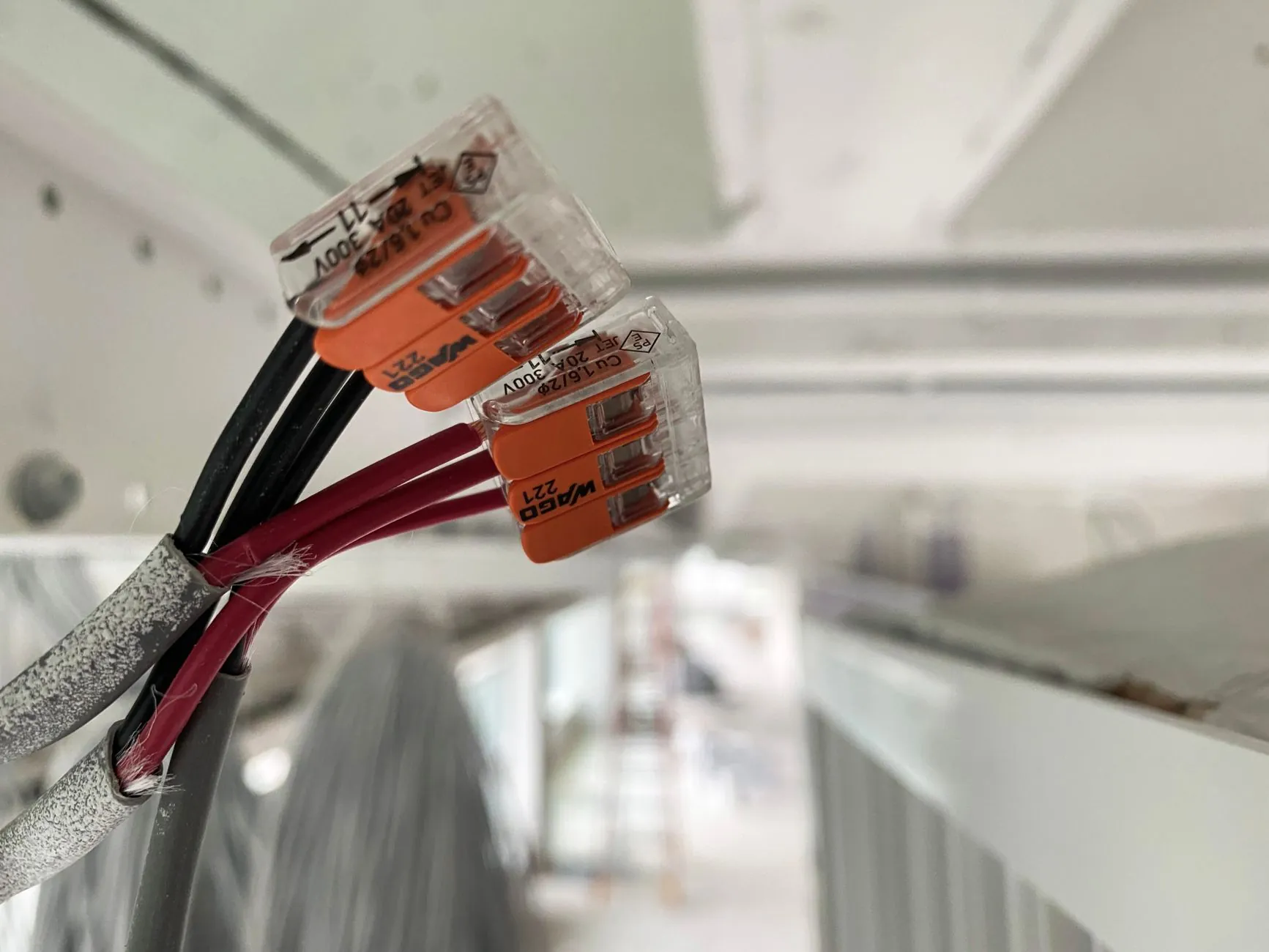 PC塑料与ABS工程塑料在汽车轻量化中的性能对比及应用分析